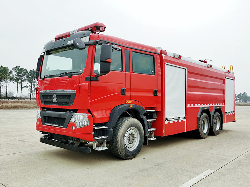 重汽豪沃雙排泡沫干粉聯(lián)用消防車(chē)